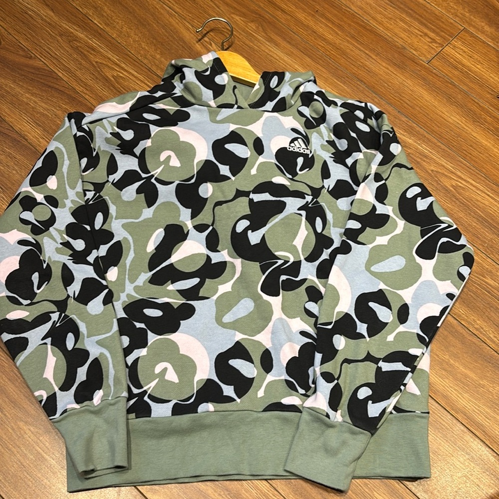 Girls Adidas loose fit camo hoodie XL US 16